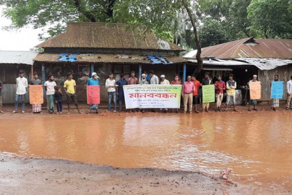দুর্গাপুরে নিরাপদ সড়কের দাবিতে মানববন্ধন