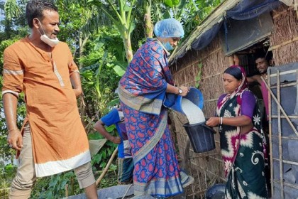 বন্যার্তদের খাদ্য সহায়তা করলেন এমপি শামীমা