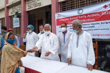 কুড়িগ্রামে বন্যার্ত পরিবারের মাঝে অর্থ বিতরণ