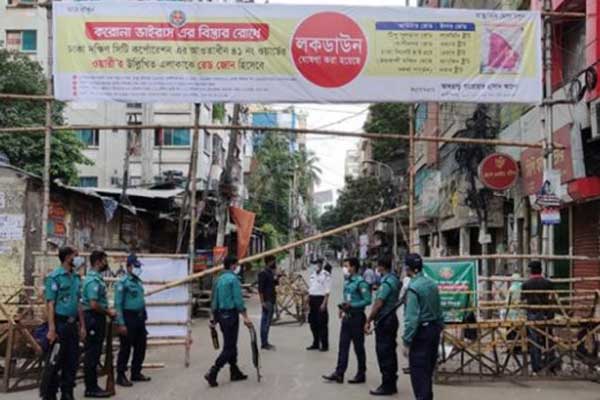 করোনার বিস্তার রোধে ওয়ারীর রেডজোনে লকডাউন চলছে