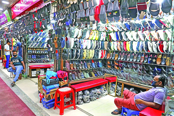 রাজধানীর শপিং মলগুলো খোলা ক্রেতা কম