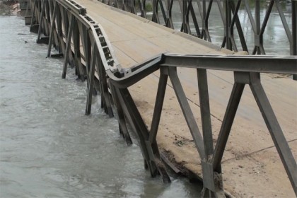 টাঙ্গাইল-বাসাইল সড়কের নাকাশিম ব্রিজ ভেঙে যোগাযোগ বিচ্ছিন্ন