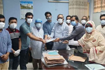 ইন্টার্ন চিকিৎসকদের সুরক্ষাসামগ্রী দিলেন এমপি বাদশা