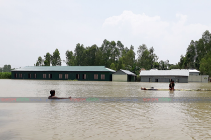 জামালপুরে ধীর গতিতে কমছে বন্যার পানি