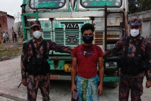 সোনামসজিদ স্থলবন্দরে ফেন্সিডিলসহ ভারতীয় ট্রাক চালক আটক