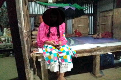 স্ত্রীর দাবিতে প্রেমিকের বাড়িতে অবস্থান