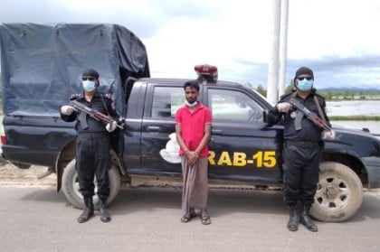 টেকনাফে হাত ব্যাগে মিলল ২০ হাজার পিস ইয়াবা, আটক ১ 