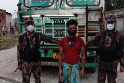 সোনামসজিদ স্থলবন্দরে ফেন্সিডিলসহ ভারতীয় ট্রাক চালক আটক