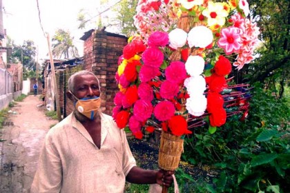 
কাগজের ফুল বিক্রি করেই চলে যার সংসার