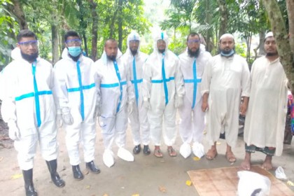 করোনা উপসর্গে মৃত্যু, কাছে এল না কেউ, দাফন করল স্বেচ্ছাসেবীরা