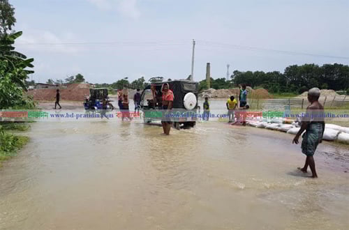 মুন্সীগঞ্জের পদ্মার পানি ঢুকে শতাধিক বাড়ি ও সড়ক প্লাবিত