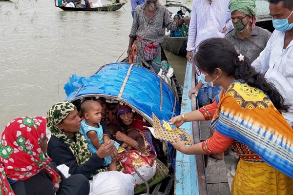 চরভদ্রাসনে খাদ্য সামগ্রী পেল দুর্গম চরের বন্যার্তরা