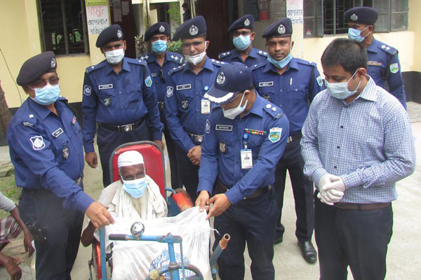 বগুড়ায় জব্দ করা আড়াই টন চাল পেল অসহায় ২২৫ পরিবার