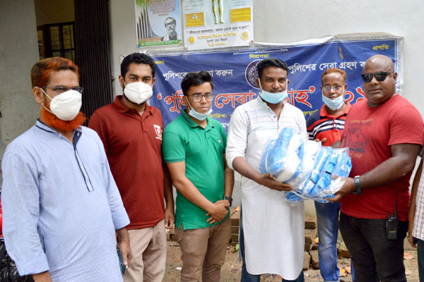 বগুড়ায় পুলিশ ফাঁড়ির সদস্যদের পিপিই প্রদান