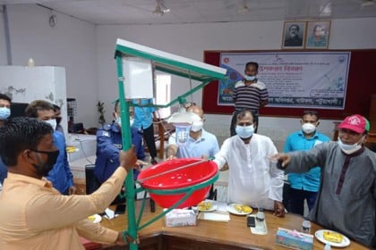 বাউফলে সবজি পুষ্টিবাগান উপকরণ বিতরণ