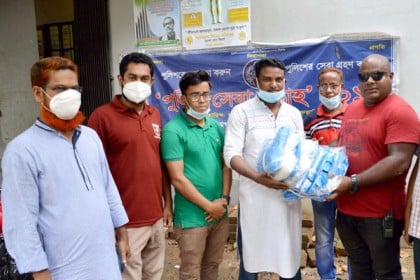 বগুড়ায় পুলিশ ফাঁড়ির সদস্যদের পিপিই প্রদান