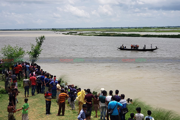 পদ্মা নদীতে ট্রলার ডুবিতে চার শ্রমিক নিখোঁজ 