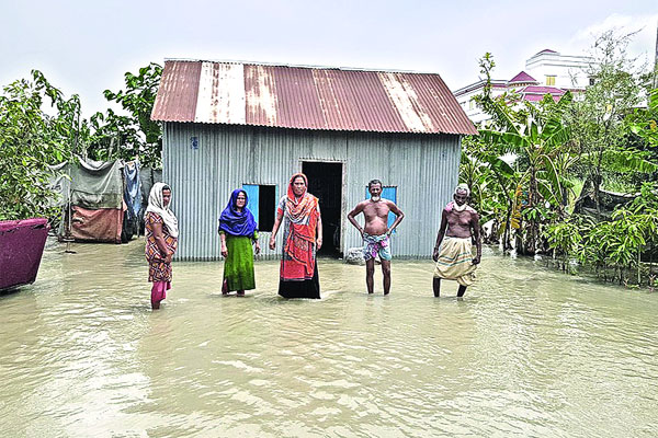 পানি বাড়ছে হু হু করে