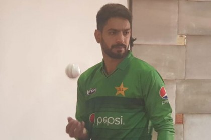 করোনাভাইরাস: স্কোয়াডে থাকলেও ইংল্যান্ড যেতে পারলেন না হারিস রউফ