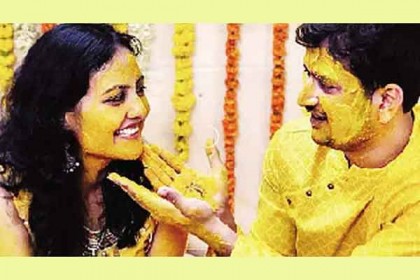করোনা সংকট ভুলে হাসপাতালেই গায়ে হলুদ-বিয়ে চিকিৎসক জুটির (ভিডিও)