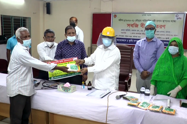 বরিশালে কৃষকদের বীজ ও অর্থ সহায়তা 
