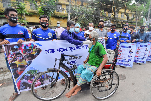 বগুড়ায় করোনা প্রতিরোধে মাস্ক বিতরণ