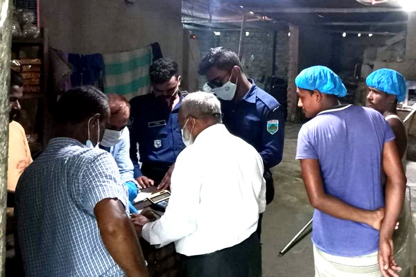 নাটোরে স্বাস্থ্যবিধি না মানায় জরিমানা