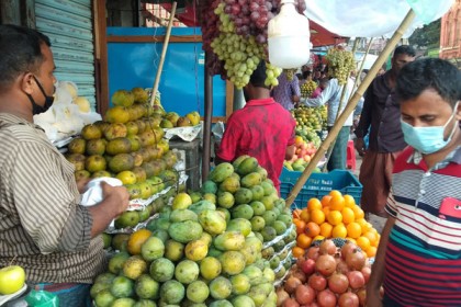 কুমিল্লায় ৬০ টাকার আম আট কিমি পার হলেই ১২০ টাকা!