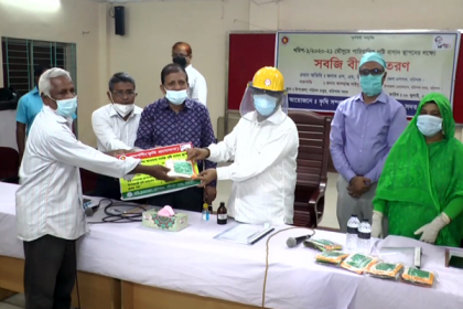 বরিশালে কৃষকদের বীজ ও অর্থ সহায়তা 