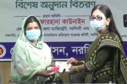 নরসিংদীতে নন-এমপিওভুক্ত শিক্ষকদের মাঝে চেক বিতরণ