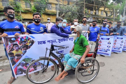 বগুড়ায় করোনা প্রতিরোধে মাস্ক বিতরণ