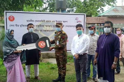 দিনাজপুরে মুক্তিযোদ্ধা পরিবারকে ঘরের চাবি হস্তান্তর
