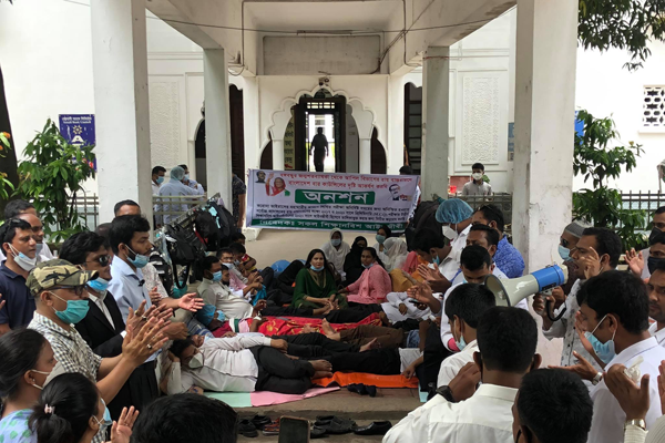 সনদের দাবিতে শিক্ষানবিশ আইনজীবীদের অনশন 