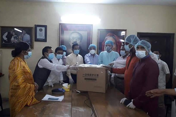 
করোনা রেড জোন এবং বন্যায় ক্ষতিগ্রস্ত জেলায় 
করোনা প্রতিরোধক ও ত্রাণ সামগ্রী বিতরণ আ’লীগের   