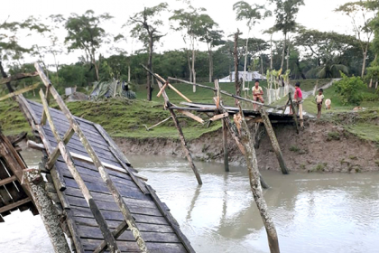 কলাপাড়ায় ট্রলারের ধাক্কায় ভেঙে গেছে কাঠের সেতু