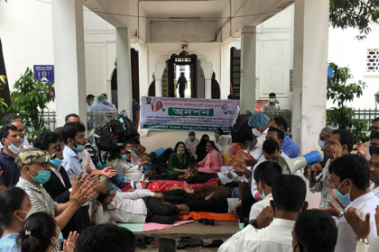 সনদের দাবিতে শিক্ষানবিশ আইনজীবীদের অনশন 