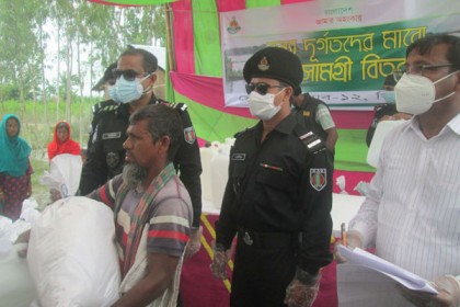 সারিয়াকান্দিতে বন্যায় ক্ষতিগ্রস্তদের মাঝে ত্রাণ সামগ্রী বিতরণ  