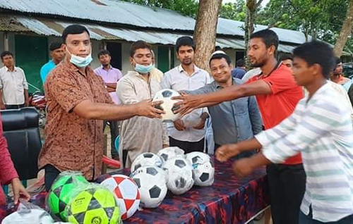 ঠাকুরগাঁওয়ে ক্রীড়া সামগ্রী বিতরণ 