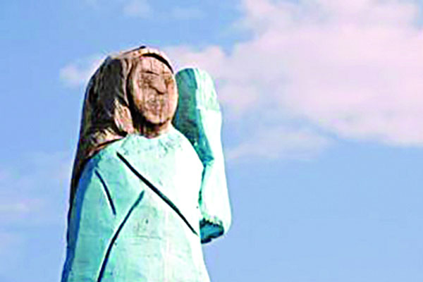 নিজ শহরে পোড়ানো হলো মেলানিয়ার ভাস্কর্য