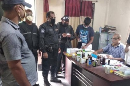 ভেজাল ওষুধ কারখানায় র‌্যাবের অভিযান, ভুয়া চিকিৎসককে জরিমানা