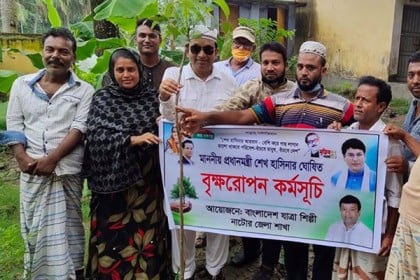 মুজিববর্ষ উপলক্ষে নাটোরে বৃক্ষরোপণ 