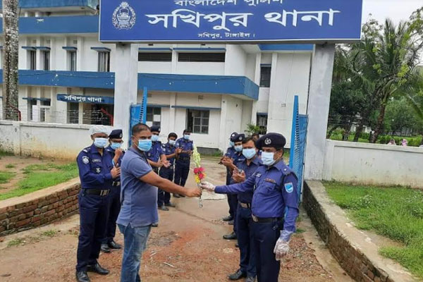 সখীপুরে করোনা জয়ী দুই পুলিশকে ফুলেল শুভেচ্ছা