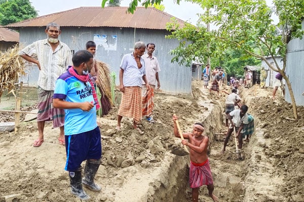 গুরুদাসপুরে স্বেচ্ছাশ্রমে জলাবদ্ধ 
বিলের পানি নিষ্কাশন কার্যক্রম শুরু