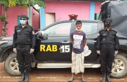 টেকনাফে ২০ হাজার ইয়াবাসহ রোহিঙ্গা মাদক ব্যবসায়ী আটক