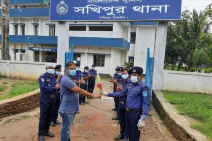সখীপুরে করোনা জয়ী দুই পুলিশকে ফুলেল শুভেচ্ছা