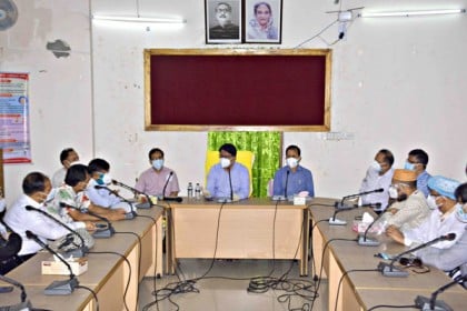 চিকিৎসক ও স্বাস্থ্যকর্মীদের আন্তরিকভাবে কাজ করতে হবে: হুইপ 