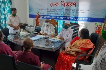 নেত্রকোনায় সমাজ সেবার ৩৫ লাখ ৫০ হাজার টাকার চেক বিতরণ