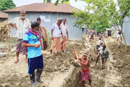 গুরুদাসপুরে স্বেচ্ছাশ্রমে জলাবদ্ধ 
বিলের পানি নিষ্কাশন কার্যক্রম শুরু