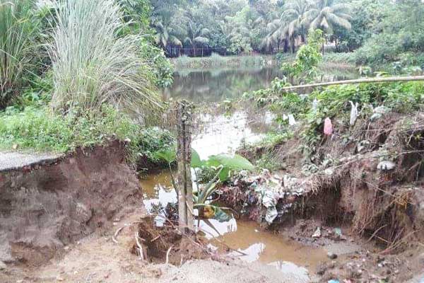 ঠাকুরগাঁওয়ে রাস্তা ভেঙে ৫০০ পরিবারের চলাচল বন্ধ
