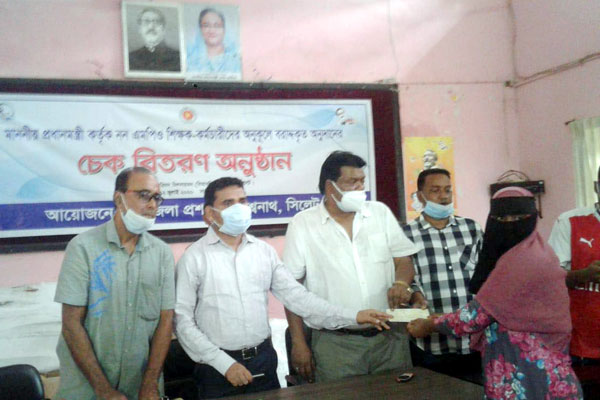 প্রধানমন্ত্রীর অনুদান পেলেন বিশ্বনাথের নন-এমপিও শিক্ষক-কর্মচারী